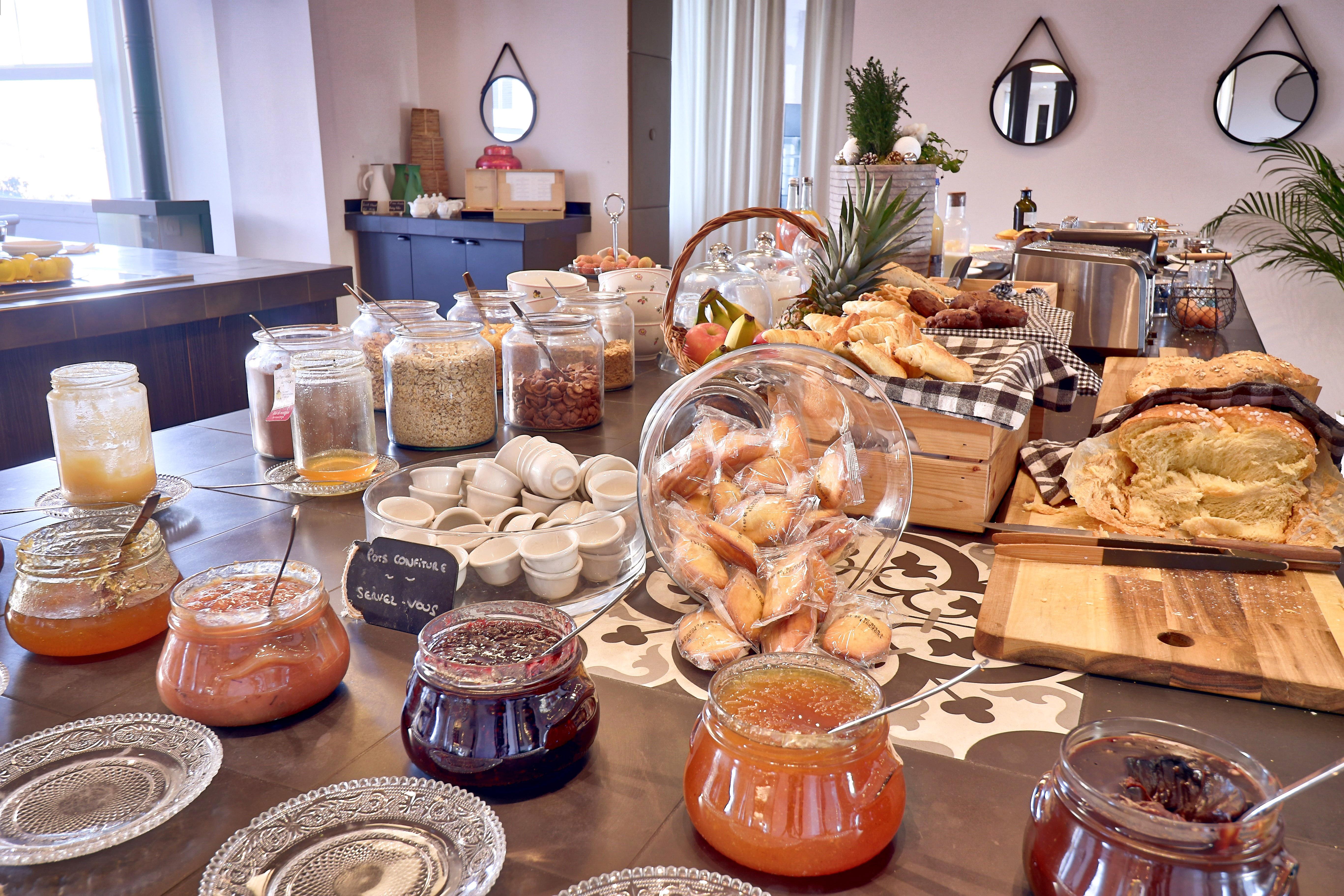 Belfry & Spa By Ligne St Barth ลูร์ด ภายนอก รูปภาพ Breakfast buffet at a hotel
