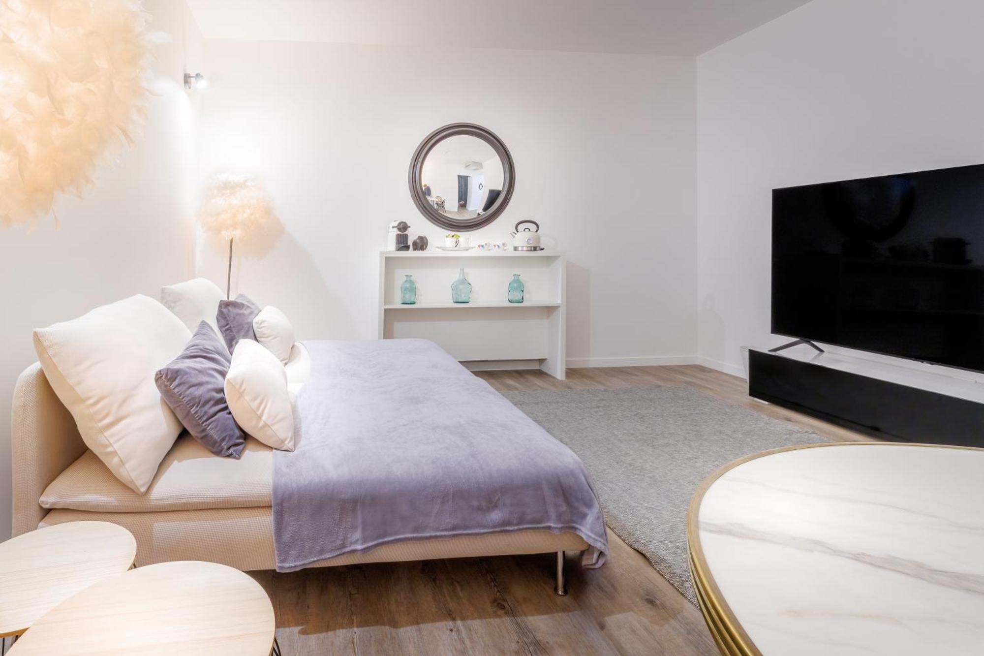 Belfry & Spa By Ligne St Barth ลูร์ด ห้อง รูปภาพ A bedroom with a television